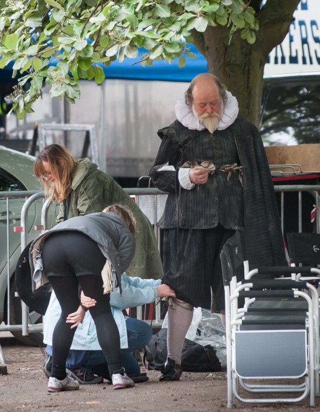 Tulip_Fever_Set_281029.jpg Tulip_Fever_Set_281029.jpg